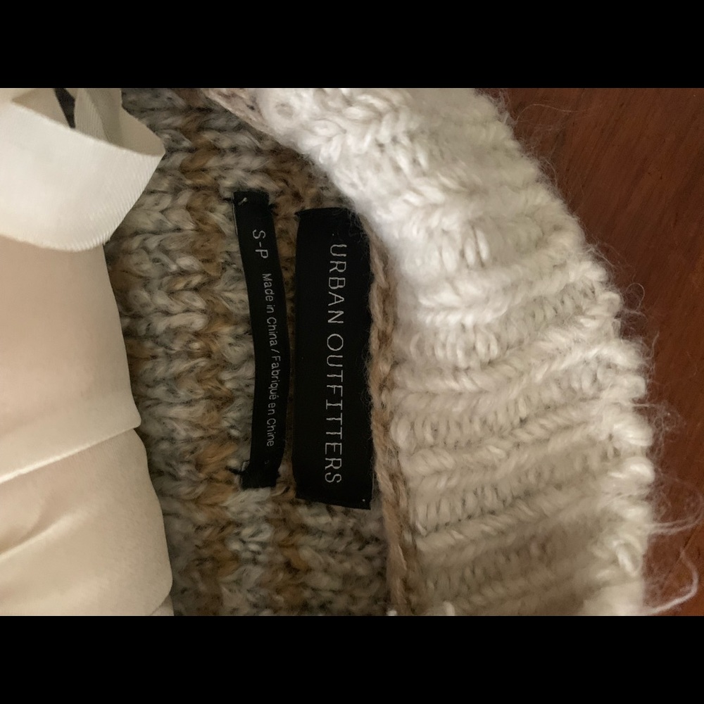 Urban outfitters cropped sweater - Picture 3 of 3